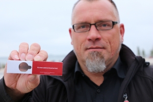 Schluss mit Kippen am Strand: Demnächst gibt es den eigens kreierten Stralsunder Strandaschenbecher, hier präsentiert vom Klimaschutzbeauftragten Stephan Latzko